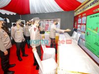 Foto: Waka Polda Jatim Brigjen Pol Slamet Hadi Supraptoyo melakukan pengecekan pos pengamanan tahun baru 2022 di pospam GOR Lembu Peteng Tulungagung.