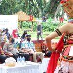 Foto: Kapolresta Banyuwangi AKBP Nasrun Pasaribu, memotivasi ratusan peserta Lomba Video Kreatif Piala Wakil Bupati Banyuwangi 2021 di wisata De Djawatan.