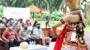 Foto: Kapolresta Banyuwangi AKBP Nasrun Pasaribu, memotivasi ratusan peserta Lomba Video Kreatif Piala Wakil Bupati Banyuwangi 2021 di wisata De Djawatan.