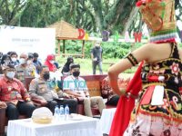 Foto: Kapolresta Banyuwangi AKBP Nasrun Pasaribu, memotivasi ratusan peserta Lomba Video Kreatif Piala Wakil Bupati Banyuwangi 2021 di wisata De Djawatan.
