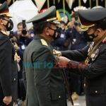 Foto: Kapolri Jenderal Listyo Sigit menyematkan penganugerahan tanda kehormatan Bintang Bhayangkara Pratama kepada 61 perwira tinggi Polri, 8 perwira tinggi TNI dan 5 ASN, di Gedung Rupatama Mabes Polri.