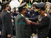 Foto: Kapolri Jenderal Listyo Sigit menyematkan penganugerahan tanda kehormatan Bintang Bhayangkara Pratama kepada 61 perwira tinggi Polri, 8 perwira tinggi TNI dan 5 ASN, di Gedung Rupatama Mabes Polri.