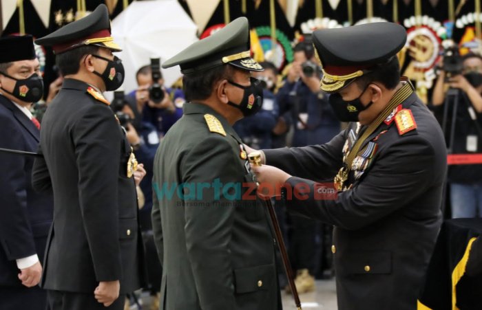 Foto: Kapolri Jenderal Listyo Sigit menyematkan penganugerahan tanda kehormatan Bintang Bhayangkara Pratama kepada 61 perwira tinggi Polri, 8 perwira tinggi TNI dan 5 ASN, di Gedung Rupatama Mabes Polri.