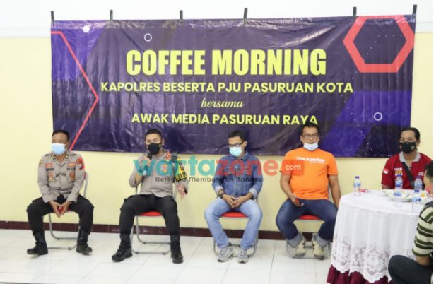 Foto: Kapolres Pasuruan Kota AKBP Raden Muhammad Jauhari saat ngopi bareng awak media di Gedung Wicaksana Laghawa Polres Pasuruan Kota.