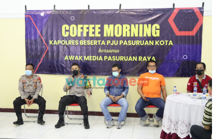 Foto: Kapolres Pasuruan Kota AKBP Raden Muhammad Jauhari saat ngopi bareng awak media di Gedung Wicaksana Laghawa Polres Pasuruan Kota.