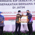 Foto: Bupati Jember Hendy Siswanto, saat menerima penghargaan dari Mendes PDTT Halim Iskandar.