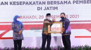 Foto: Bupati Jember Hendy Siswanto, saat menerima penghargaan dari Mendes PDTT Halim Iskandar.