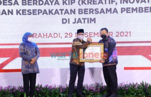 Foto: Bupati Jember Hendy Siswanto, saat menerima penghargaan dari Mendes PDTT Halim Iskandar.