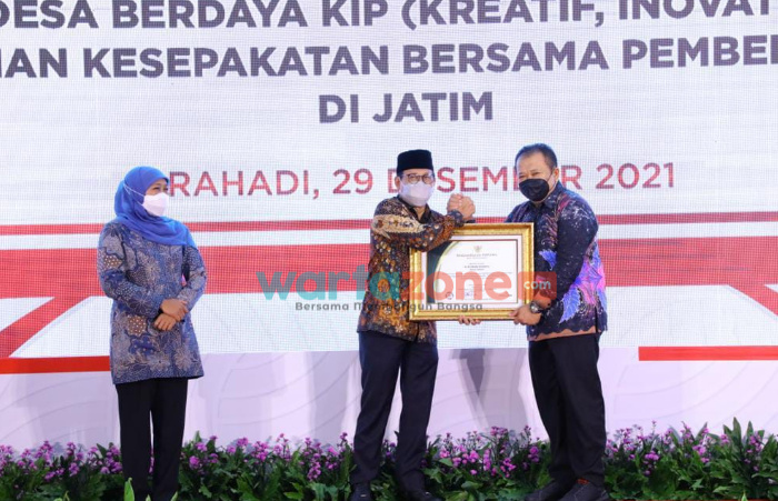 Foto: Bupati Jember Hendy Siswanto, saat menerima penghargaan dari Mendes PDTT Halim Iskandar.
