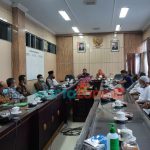 Foto: Puluhan warga Jalan Mawar, Kecamatan Patrang, Jember, mendatangi gedung wakil rakyat mengadukan persoalan kesulitan membayar PBB.