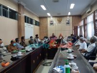 Foto: Puluhan warga Jalan Mawar, Kecamatan Patrang, Jember, mendatangi gedung wakil rakyat mengadukan persoalan kesulitan membayar PBB.