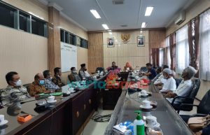 Puluhan Warga Geruduk DPRD Jember, Wadul Kesulitan Bayar PBB