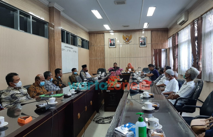Foto: Puluhan warga Jalan Mawar, Kecamatan Patrang, Jember, mendatangi gedung wakil rakyat mengadukan persoalan kesulitan membayar PBB.