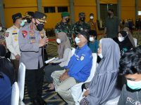 Foto: Kapolri Jenderal Listyo Sigit Prabowo meninjau pelaksanaan vaksinasi massal di Celebes Convention Center, Tanjung Bunga, Makassar, Sulawesi Selatan.