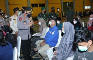 Tinjau Vaksinasi Serentak di 34 Provinsi, Kapolri: Lebih Baik Kumpul Keluarga di Rumah saat Tahun Baru