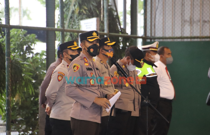 Foto: Kapolres Sumenep memimpin apel kesiapan pengamanan malam tahun baru 2022 di lapangan tenis Sanika Satyawada.