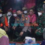 Foto: Kapolri Jendral Sigit Listyo Prabowo, saat meninjau lokasi pengungsian korban Erupsi Gunung Semeru. Senin (6/12/2021) malam.