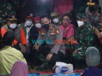 Foto: Kapolri Jendral Sigit Listyo Prabowo, saat meninjau lokasi pengungsian korban Erupsi Gunung Semeru. Senin (6/12/2021) malam.