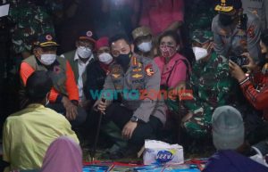 Tinjau Lokasi Pengungsian di Lapangan Sumber Wuluh Lumajang, Kapolri: Kita Lihat Kesiapan Satgas dan Tim DVI