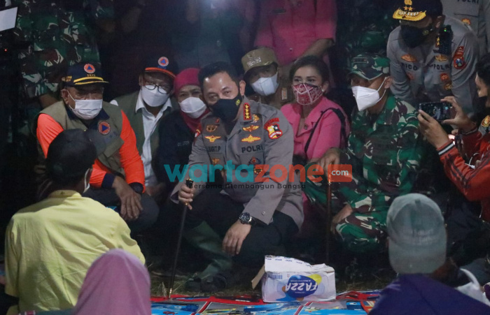 Foto: Kapolri Jendral Sigit Listyo Prabowo, saat meninjau lokasi pengungsian korban Erupsi Gunung Semeru. Senin (6/12/2021) malam.