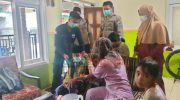 Foto: Bhabinkamtibmas dan Babinsa Desa Sumberejo Kecamatan Batu berkolaborasi dalam membantu penanganan penyebaran Covid-19.
