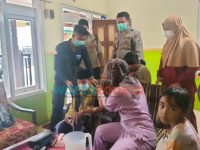Foto: Bhabinkamtibmas dan Babinsa Desa Sumberejo Kecamatan Batu berkolaborasi dalam membantu penanganan penyebaran Covid-19.