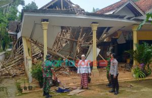 Akibat Hujan Deras Disertai Angin Kencang, Rumah Warga di Sumenep Ambruk