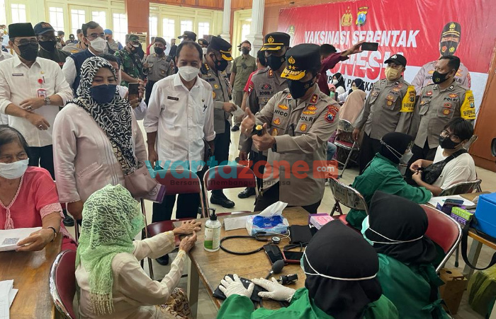 Kapolda Jatim, Kapolda Irjen Pol Nico Afinta, Vaksinasi Serentak Indonesia, Bakorwil Pamekasan Madura, Berita Pamekasan, Pamekasan,