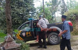 Gelar Vaksinasi Lansia, Door To Door Pasukan Langit Pacitan Terbas Jalan Licin