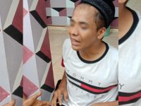 Foto: AS (30), residivis curanmor menjadi bulan-bulanan warga di pinggir jalan Desa Lebeng Barat, Pasongsongan, Minggu (16/1/2022) sore.