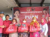 Foto: Relawan Puan Maharani membagikan paket beras kepada warga di Madura Jawa Timur.