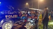 Foto: Tim gabungan Polres Jember dan TNI saat melakukan patroli di beberapa titik yang menimbulkan kerumunan, Sabtu (1/1/2022).