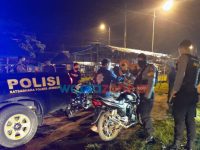 Foto: Tim gabungan Polres Jember dan TNI saat melakukan patroli di beberapa titik yang menimbulkan kerumunan, Sabtu (1/1/2022).