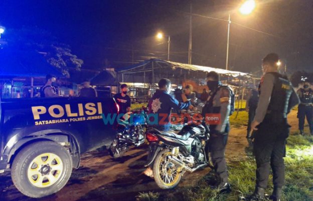 Foto: Tim gabungan Polres Jember dan TNI saat melakukan patroli di beberapa titik yang menimbulkan kerumunan, Sabtu (1/1/2022).