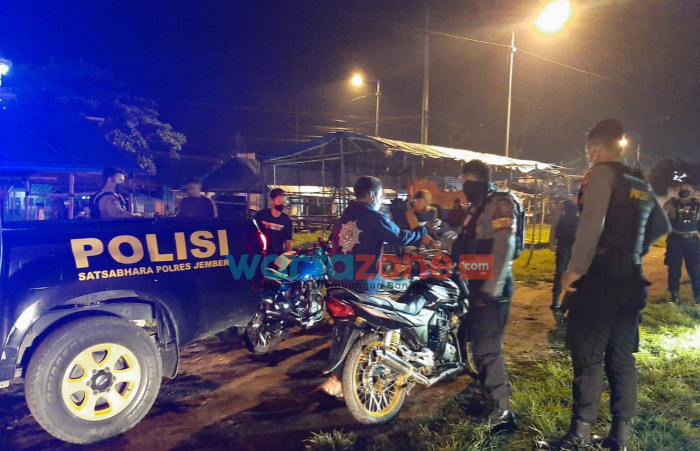 Foto: Tim gabungan Polres Jember dan TNI saat melakukan patroli di beberapa titik yang menimbulkan kerumunan, Sabtu (1/1/2022).