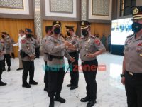 Foto: Kapolda Jawa Timur Irjen Pol Nico Afinta memimpin langsung upacara kenaikan pangkat anggota Polda Jatim di gedung Mahameru Mapolda Jatim.