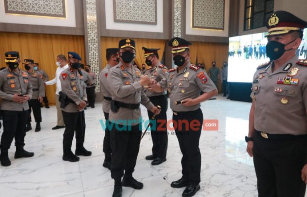 Foto: Kapolda Jawa Timur Irjen Pol Nico Afinta memimpin langsung upacara kenaikan pangkat anggota Polda Jatim di gedung Mahameru Mapolda Jatim.