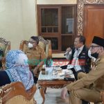 Foto: Bupati Jember Hendy Siswanto dan Wabup Muhammad Balya Firjaun Barlaman didampingi jajaran Forkopimda saat melakukan pengundian vaksinasi di Pendapa Wahyawibawagraha.