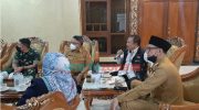 Foto: Bupati Jember Hendy Siswanto dan Wabup Muhammad Balya Firjaun Barlaman didampingi jajaran Forkopimda saat melakukan pengundian vaksinasi di Pendapa Wahyawibawagraha.