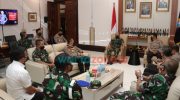 Foto: Kapolda Jatim, Irjen Pol Nico Afinta, menyambut kunjungan kehormatan Pangdam V Brawijaya Mayjen TNI Nurchahyanto, di Ruang kerja Kapolda jatim.