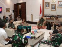 Foto: Kapolda Jatim, Irjen Pol Nico Afinta, menyambut kunjungan kehormatan Pangdam V Brawijaya Mayjen TNI Nurchahyanto, di Ruang kerja Kapolda jatim.