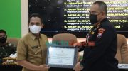 Foto: Bupati Lumajang Thoriqul Haq, memberi penghargaan kepada Biddokkes Polda Jatim.