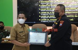 Bupati Lumajang Beri Penghargaan Biddokkes Polda Jatim