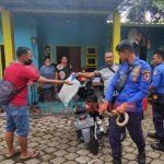 Foto: Petugas Pemadam Kebakaran Pemkab Jember, Anggota Mako regu B mengevakuasi ular kobra di salah satu rumah warga, Lingkungan Kreongan, Kelurahan/Kecamatan Patrang, Selasa (4/1/2021).