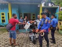 Foto: Petugas Pemadam Kebakaran Pemkab Jember, Anggota Mako regu B mengevakuasi ular kobra di salah satu rumah warga, Lingkungan Kreongan, Kelurahan/Kecamatan Patrang, Selasa (4/1/2021).