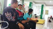 AKRAB: Direktur Operasional BPRS Bhakti Sumekar, Hairil Fajar berbincang dengan salah seorang nasabah di kursi antrean.