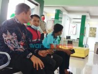 AKRAB: Direktur Operasional BPRS Bhakti Sumekar, Hairil Fajar berbincang dengan salah seorang nasabah di kursi antrean.