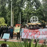 Foto: Sejumlah massa aksi saat melakukan unras di depan Gedung Dekanat FEB Unej, Selasa (4/1/2022).