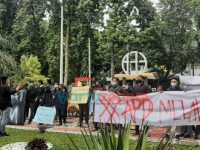 Foto: Sejumlah massa aksi saat melakukan unras di depan Gedung Dekanat FEB Unej, Selasa (4/1/2022).