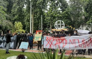 Sejumlah Mahasiswa FEB Unej Turun Jalan, Protes Pelaksanaan Pemilu Raya